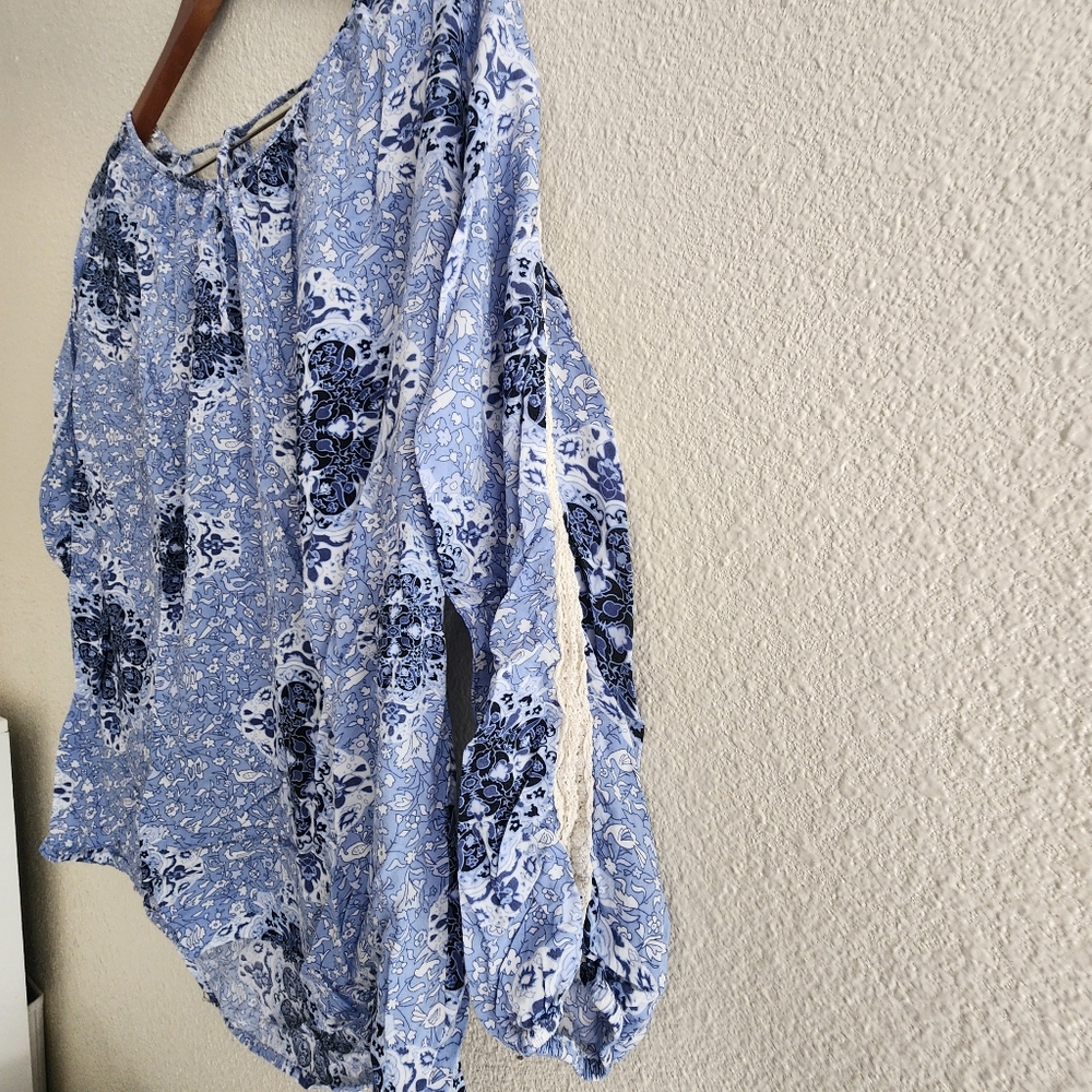 Chelsea & Theodore Embroidered Round Neck Top MEDIUM - Picture 2 of 8